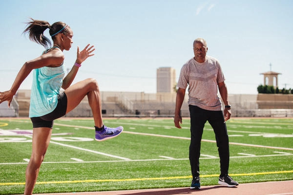 El entrenador John Smith y la atleta English Gardner
