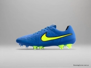 El botín de fútbol Nike Tiempo cuenta con un Azul superior y un Swoosh Volt