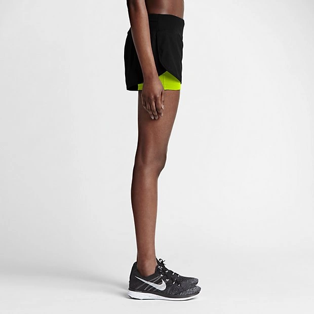 Shorts Nike Running 2 en 1 con malla para Mujer color negro volt
