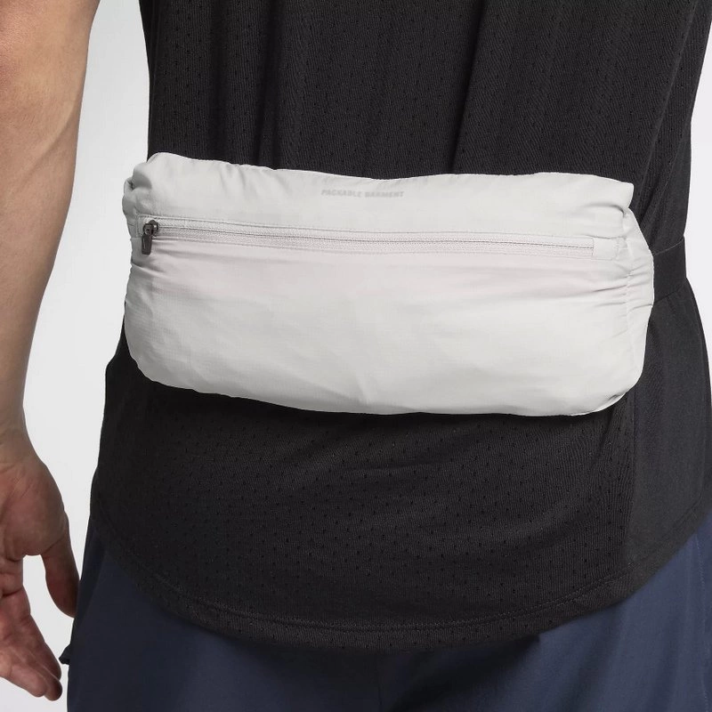 Rompeviento Nike Shield Convertible para hombre - detalle bolso cintura