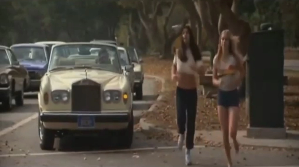 Película 10 (1979) chica sexy corriendo descalza