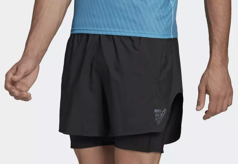 Shorts adidas Adizero dos en uno para hombre detalle apertura (2022)