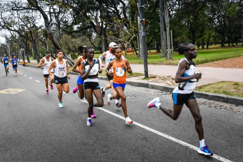Maratón de Buenos Aires 2022 - las chicas corriendo