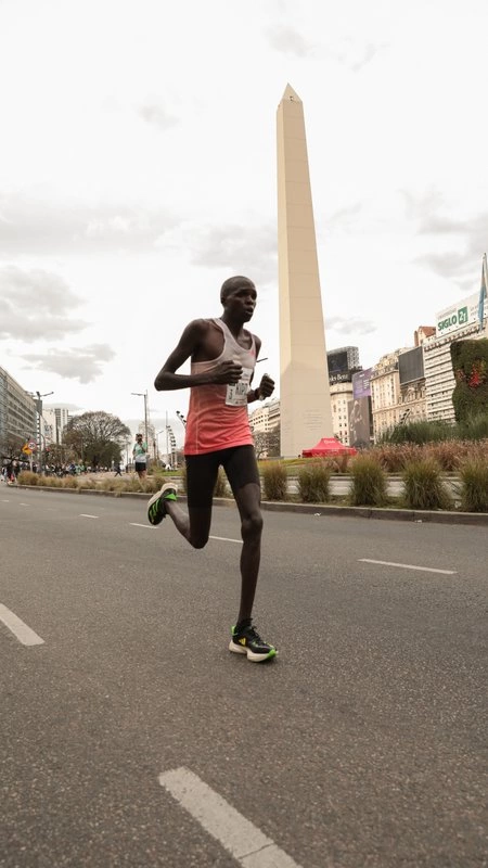 Maratón Ciudad de Buenos Aires 2022 - Edwin Kiptoo obelisco