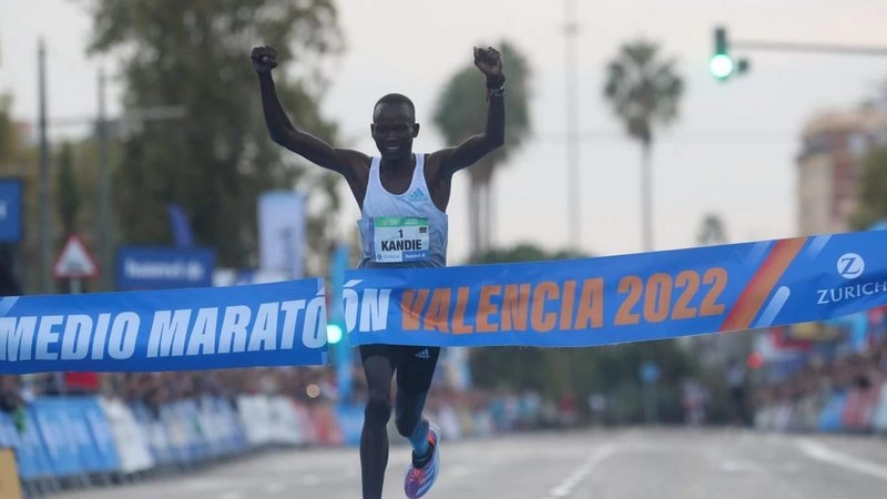 Kibiwott Kandie ganando la Media Maratón de Valencia 2022