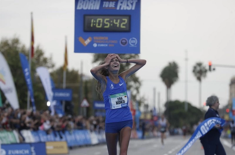 Kibiwott Kandie ganando la Media Maratón de Valencia 2022