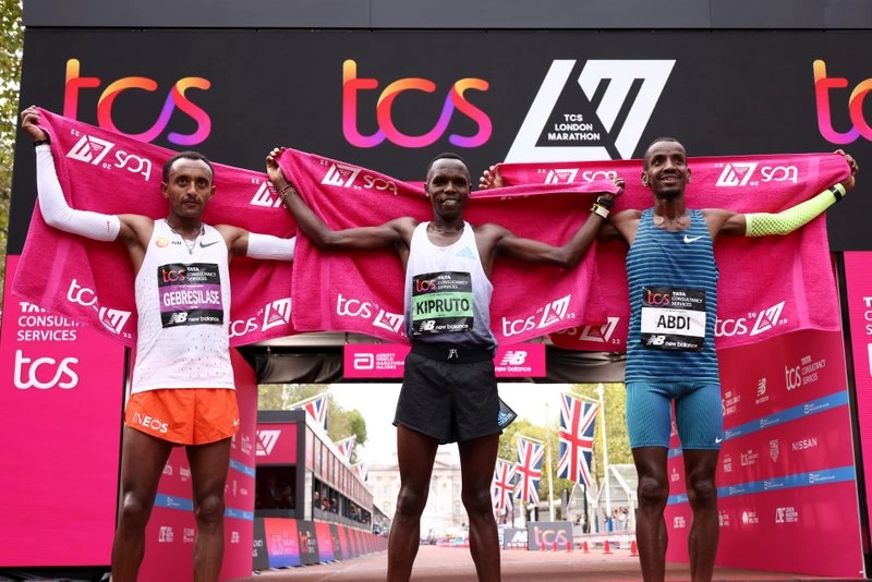 Podio masculino de la Maratón de Londres 2022