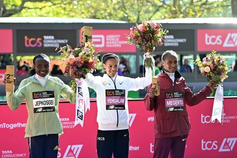 Podio femenino de la Maratón de Londres 2022