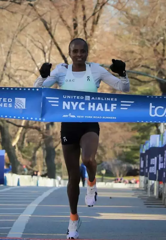 Hellen Obori en la Media Maratón de New York 2023