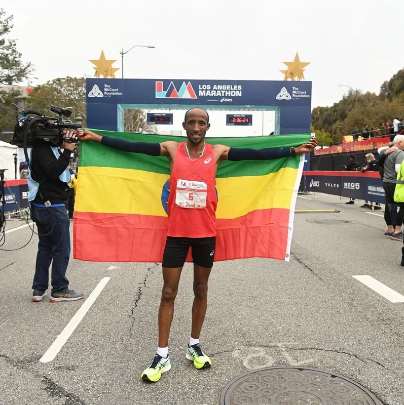 Jemal Yimer de Etiopía en la Maratón de Los Ángeles 2023