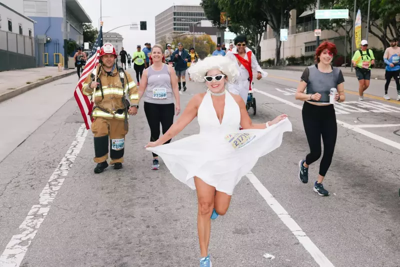 Una atleta personificando a Marilyn Monroe en la Maratón de Los Ángeles 2023
