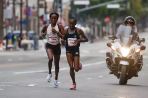 Stacy Ndiwa de Kenia en la Maratón de Los Ángeles 2023