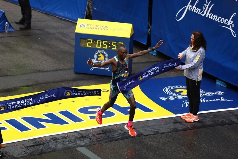 Evans Chebet ganando la Marat&oacute;n de Boston 2023