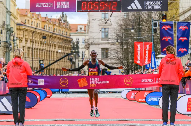 Roncer Kipkorir Konga ganando la Media Maratón de Praga 2023