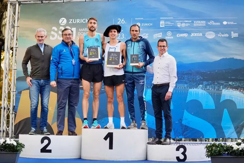 Podio masculino de la Zurich Maratón Donostia-San Sebastián 2023