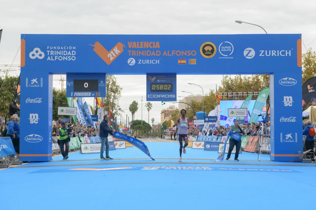 Yomif Kejelcha, ganador de los 21K valencia 2025