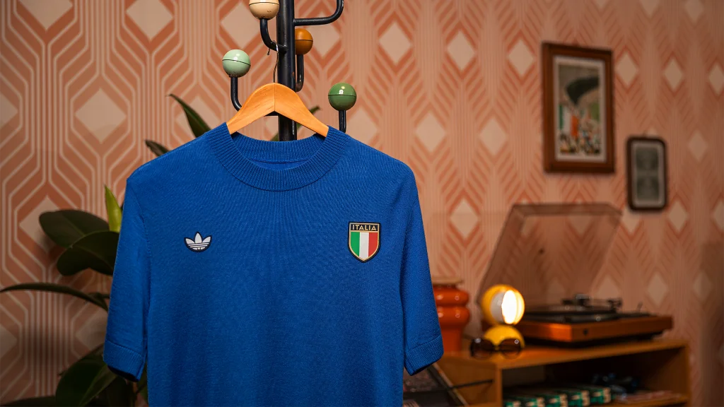 Camiseta de f&uacute;tbol adidas de Italia 2026 con logo Trefoil