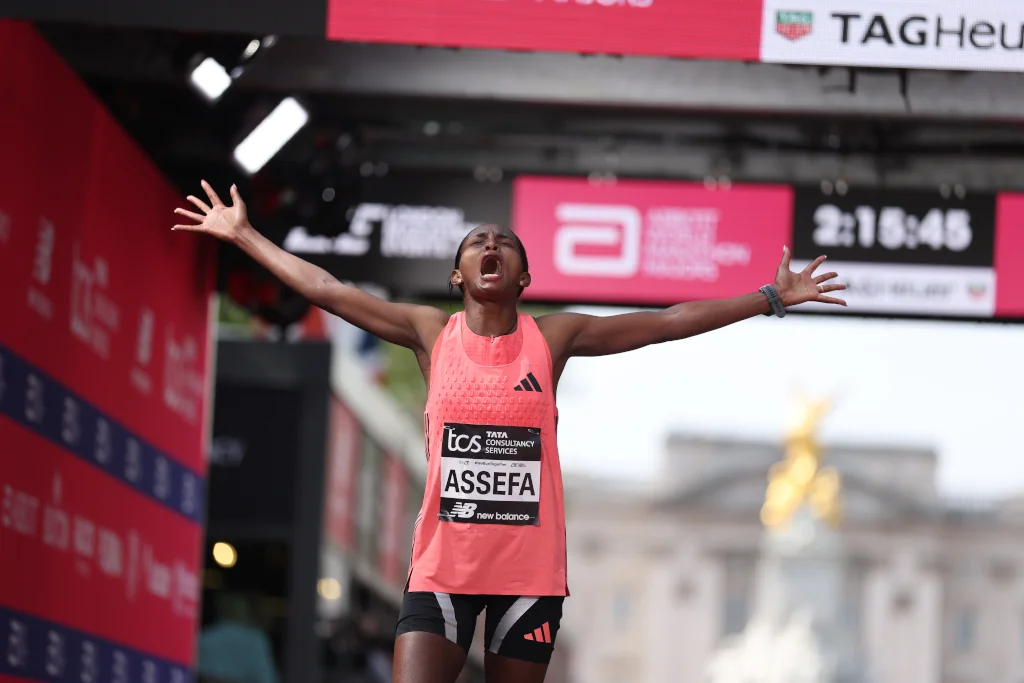 Tigist Assefa en la Marat&oacute;n de Londres 2026