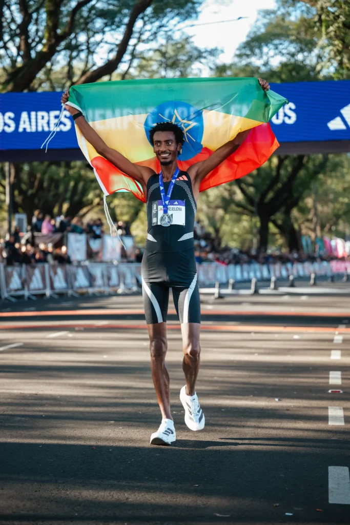 Yomif Kejelcha rompe el récord mundial de los 21K en Buenos Aires 2026